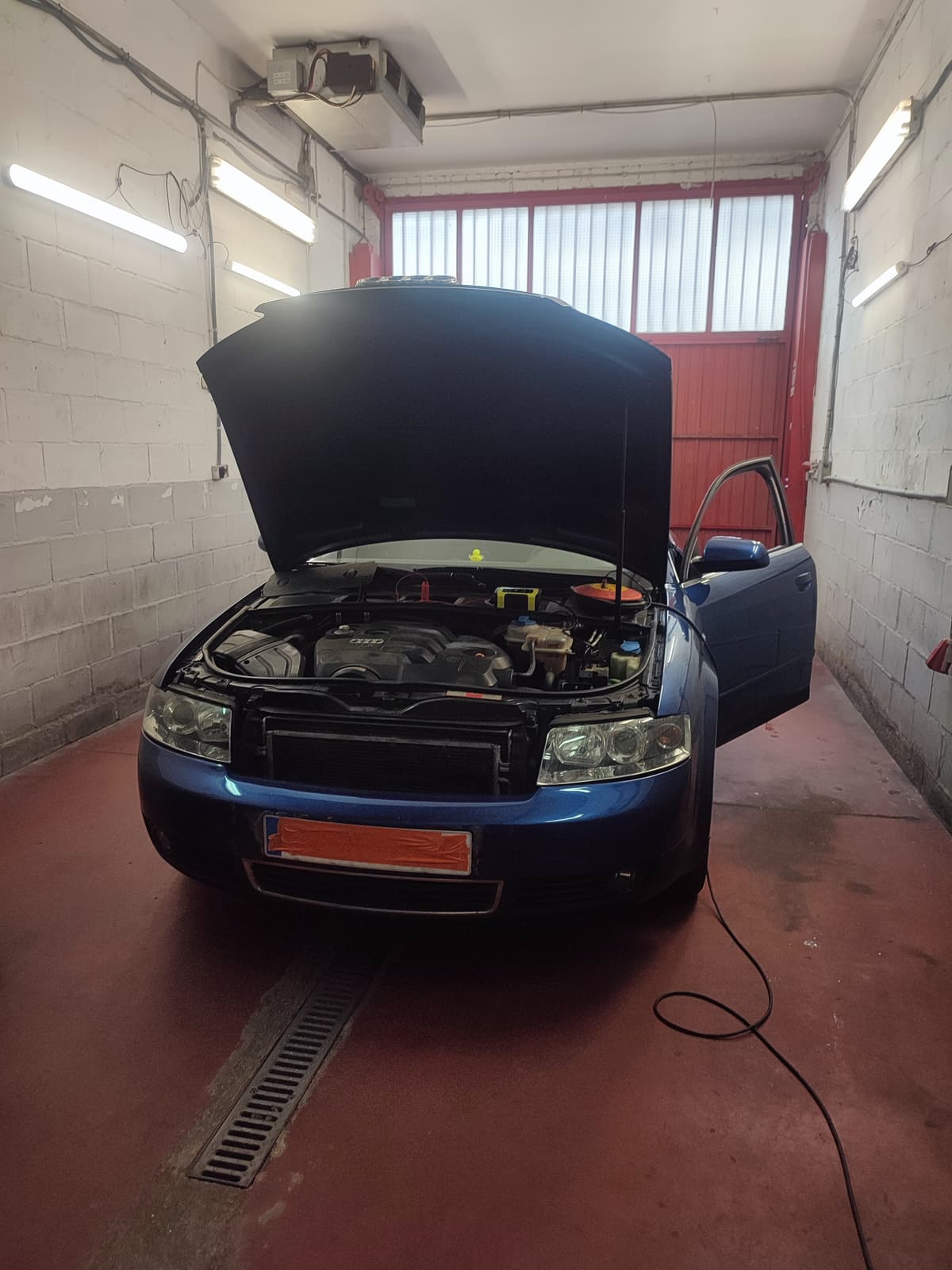Audi con motor abierto en taller